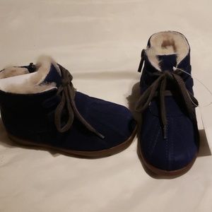 Boy's Ugg boot size 7 toddler